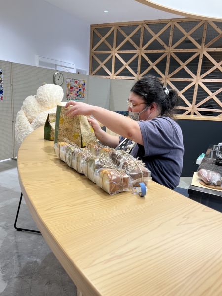 商品を袋詰め♪