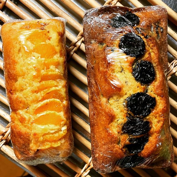 バナナ丸ごとパウンド（左）レーズンパウンド（右）
